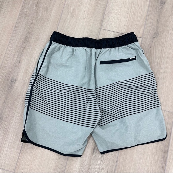 Vuori Peloton Men’s banks shorts Medium blue  green stripe - Picture 4 of 8